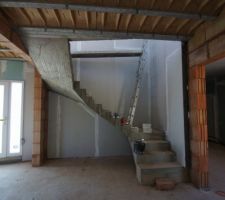 Vue du salon vers escalier