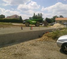 Fondation avec remblai. Avant de la maison