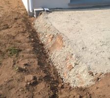 Fouille pour le mur de séparation de terrasse avec les voisins... Mais tout dépend de la construction d'à côté...