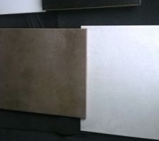 Fa&iuml;ence taupe et carrelage 33/33 pour le cellier.