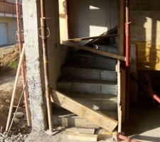 Les escaliers du garage au rdc