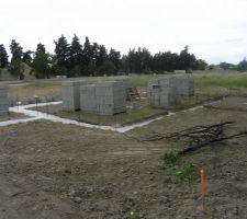 Les fondations sont coul&eacute;es. L'&eacute;l&eacute;vation du vide sanitaire va pouvoir commencer.