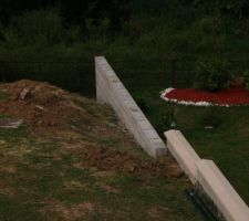 Mur de retenu de terre au fond de notre jardin en limite de propriété.