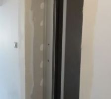 Enduit autour de l'ascenseur à l'étage