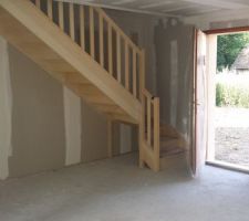 Vue cot&eacute; escalier ( sans placard dans l'entr&eacute;e)