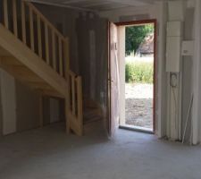 Vue cot&eacute; escalier ( sans placard dans l'entr&eacute;e)
