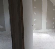 Vue du pallier sur les 2 chambres à l'étage