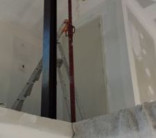 Pose des poteaux en H de soutien de la toiture