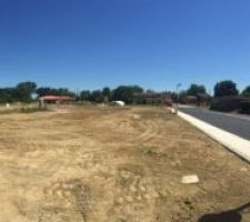 Notre route en gravier a gauche et a droite, la route goudronnée qui va vers le fond du lotissement