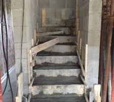 L'escalier de l'étage est coulé