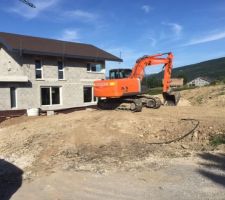 Arrivée de la pelle pour la remise en place des terres