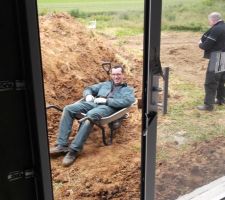 Le chef de chantier  dans la brouette !
