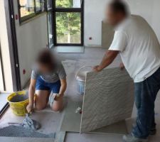 Pose du troisième carreau. Désolé, Amélie ne vaut pas être photographiée, et je n'ai pas demandé à l'artisan qui nous a coaché!