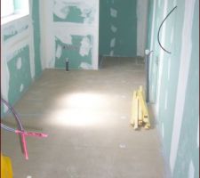 Fin de la pose du placo   isolant   dalle plancher
la salle de bain a &eacute;t&eacute; cr&eacute;&eacute;e enti&egrave;rement, il n'y en avait pas &agrave; l'origine, juste un grand lavabo au RDC. Cette salle de bain a &eacute;t&eacute; cr&eacute;&eacute;e &agrave; l'&eacute;tage au dessus de la cuisine, elle-m&ecirc;me nouvellement cr&eacute;&eacute;e en extension au RDC.
dimension 5 m x 1.75 m