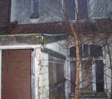 La maison d'origine façade arrière, abandonnée depuis plusieurs années, toilette à l'extérieur, ni cuisine ni salle de bain.