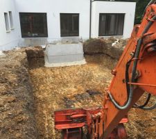 Terrassement de la piscine et enfissement de la fosse toutes eaux pour le récupérateur d'eau de pluie