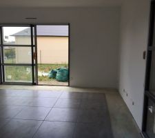 Carrelage entrée, salon, séjour, cuisine, bureau et cellier en cours de réalisation