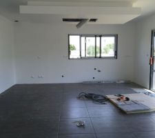 Carrelage entrée, salon, séjour, cuisine, bureau et cellier en cours de réalisation