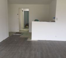 Carrelage entrée, salon, séjour, cuisine, bureau et cellier en cours de réalisation