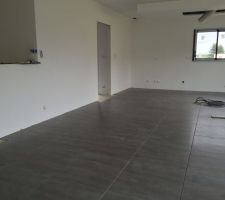 Carrelage entrée, salon, séjour, cuisine, bureau et cellier en cours de réalisation
