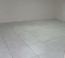 Carrelage en cours sdb vu de l'entr&eacute;e