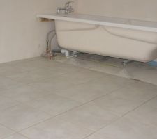 Carrelage en cours dans la salle de bains