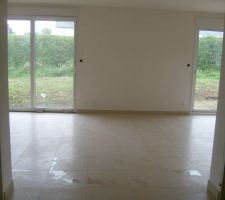 Carrelage termin&eacute; vu de l'entr&eacute;e