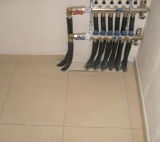 Carrelage termin&eacute; au niveau des nourrices dans le placard de l'entr&eacute;e