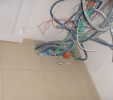 Carrelage termin&eacute; dans le placard de l'entr&eacute;e