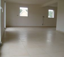 Carrelage termin&eacute; s&eacute;jour et salon