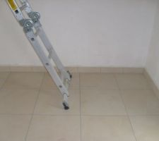 Carrelage termin&eacute; au niveau de l'escalier