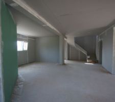 Vue du RDC Cuisine a gauche, salle a mange au centre