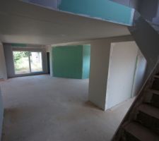 Vue de l'escalier vers entrée, salle a manger