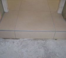 Marche carrel&eacute;e entre le garage et la cuisine