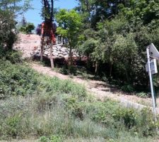 Démarrage de l'enrochement pour créer une plateforme au niveau du sous-sol de la maison