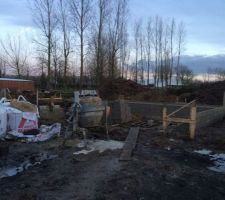 UN TEMPS DE M.... pour les ma&ccedil;ons qui ont pataug&eacute; dans l'eau et la gadoue mais sans se d&eacute;partir de leur sourire quand je venais leur rendre visite. Il a fallu 2 rangs de parpaings suppl&eacute;mentaires.