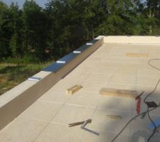 Aujourd'hui pose des couvertines en acier laqué sur le toit terrasse