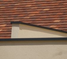 Aujourd'hui pose des couvertines en acier laqué sur le toit terrasse