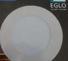 Les 5 spots au dessus du plan de travail de la piscine