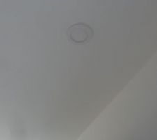 Les 5 spots au dessus du plan de travail de la piscine