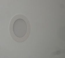 Les 5 spots au dessus du plan de travail de la piscine