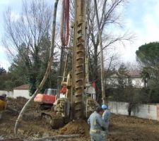 La tari&egrave;re remonte le b&eacute;ton est inject&eacute; en m&ecirc;me temps