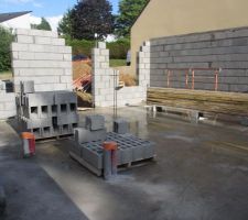 M&eacute;t&eacute;o favorable : temps de s&eacute;chage raccourci. Le chantier est reparti aujourd'hui. On a des bouts de murs !