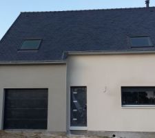 La petite avancée autour de la porte de garage est enduite en PRB>039-Carnac