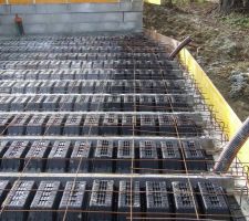 Hourdis non isolant pour garage. Tuyaux pour ventilation du VS.