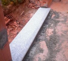 Mise en place des appuis de fenêtre en composite et des seuils de porte en granite, signature du constructeur (au choix marbre ou granite)