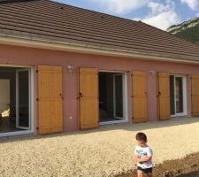 La terrasse avec la pose des luminaires extérieurs