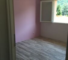 Chambre enfant 1, la peinture est terminée et le carrelage est en cours