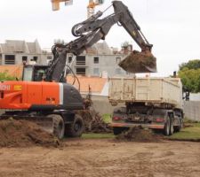 Premier coup de pelle d&eacute;capage du terrain