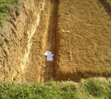 Comme les fouilles sont restées longtemps ouvertes, elles se sont remplies de feuilles mortes et d'autres choses qui ne doivent pas souiller la ferraille ou le béton. J'étais sur chantier  2 heures avant le bétonnage des semelles. Le maître Artisan a ordonné à son man?uvre en ma présence de retirer les feuilles blanche et c'est tout, un grand effort de dernière minute.